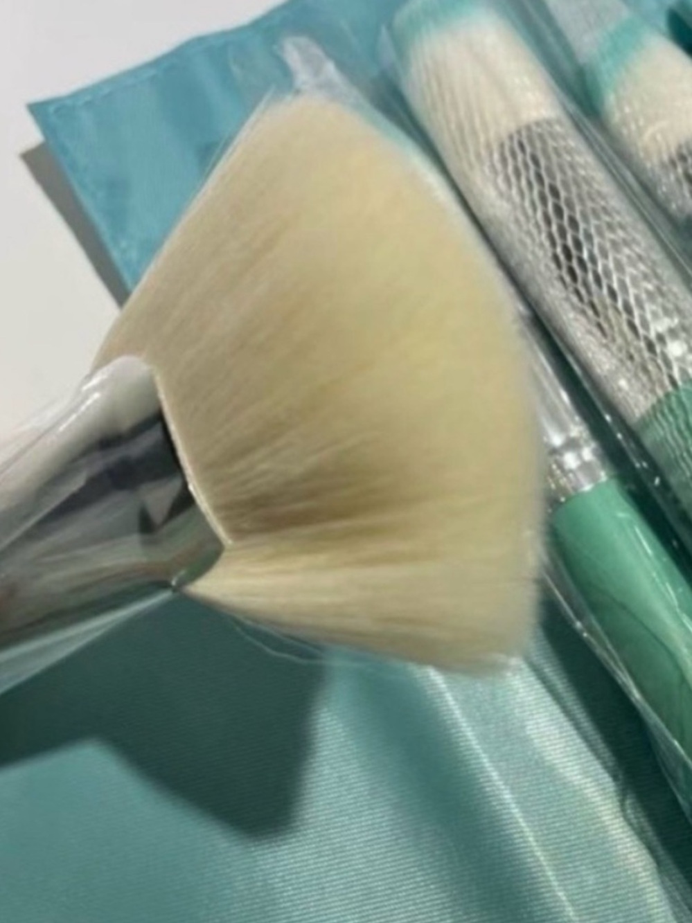 Tiffany makeup brush set - Picture 4 of 10
